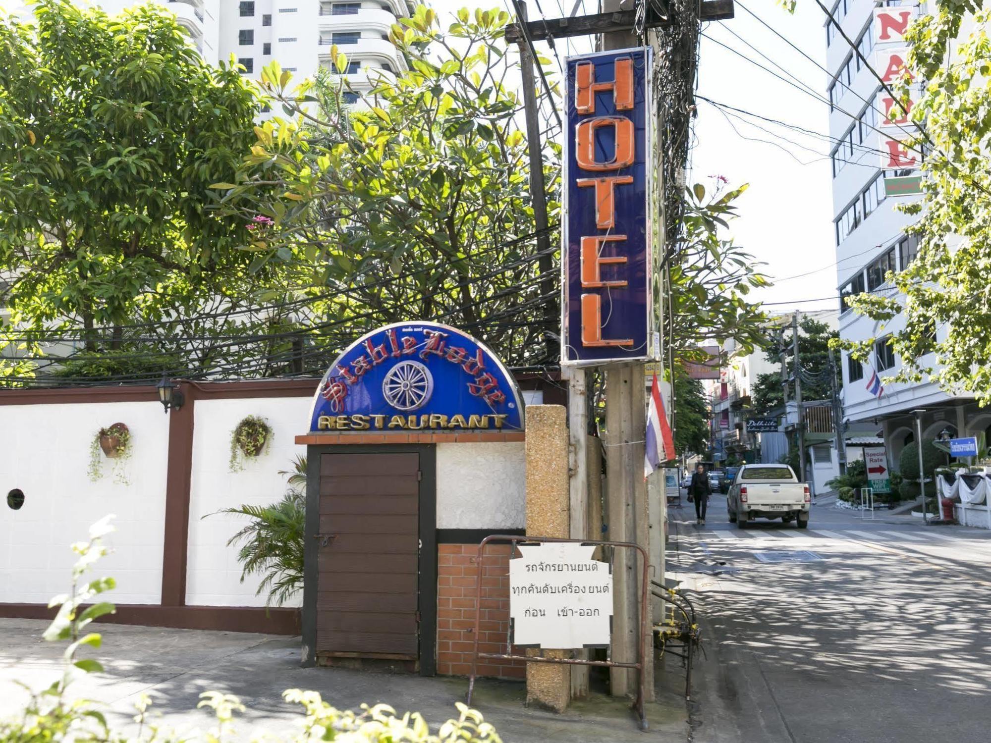 Stable Lodge - Sha Certified Bangkok Exterior photo